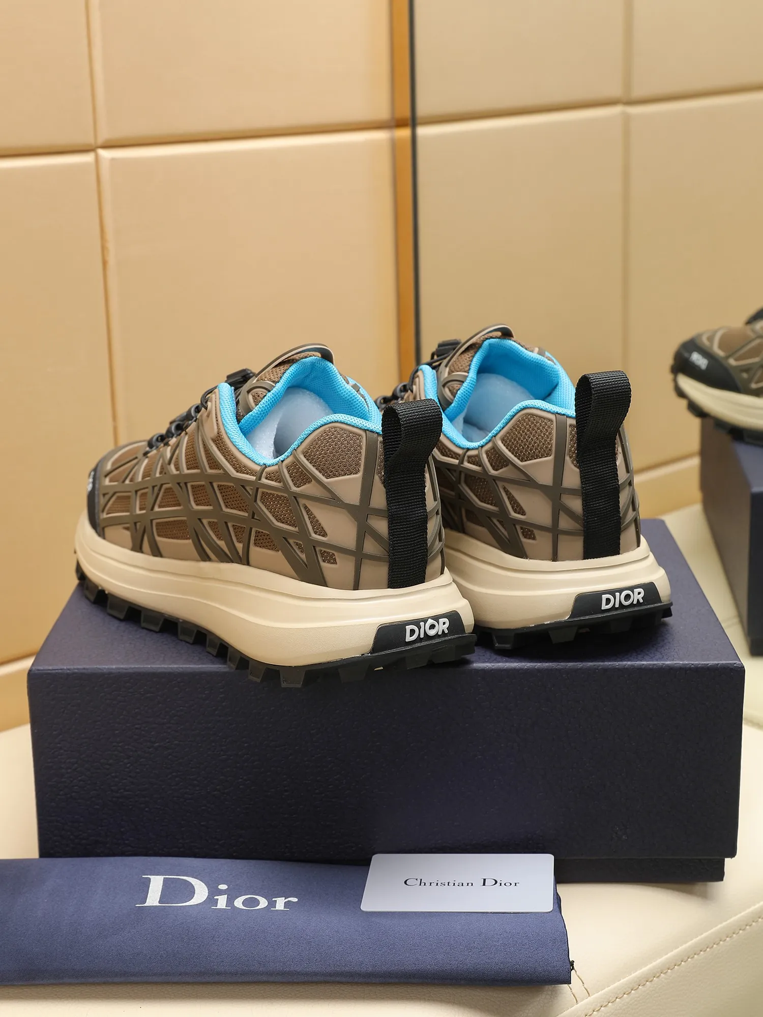 Men's Men's Shoes 💰520 [New Style] 🏍️🏍️Dior-B31 RUNNER sneakers highlight the fashionable silhouette, decorated with curved cannage pattern, reinterpreting classic patterns in a structural style, enriching Dior's 2023 summer men's wear series. Meticulously crafted using the advanced craftsmanship of hiking shoes, it blends outdoor culture with Dior heritage. Code number 38-45, multiple colors available, 38-44 (45 can be customized